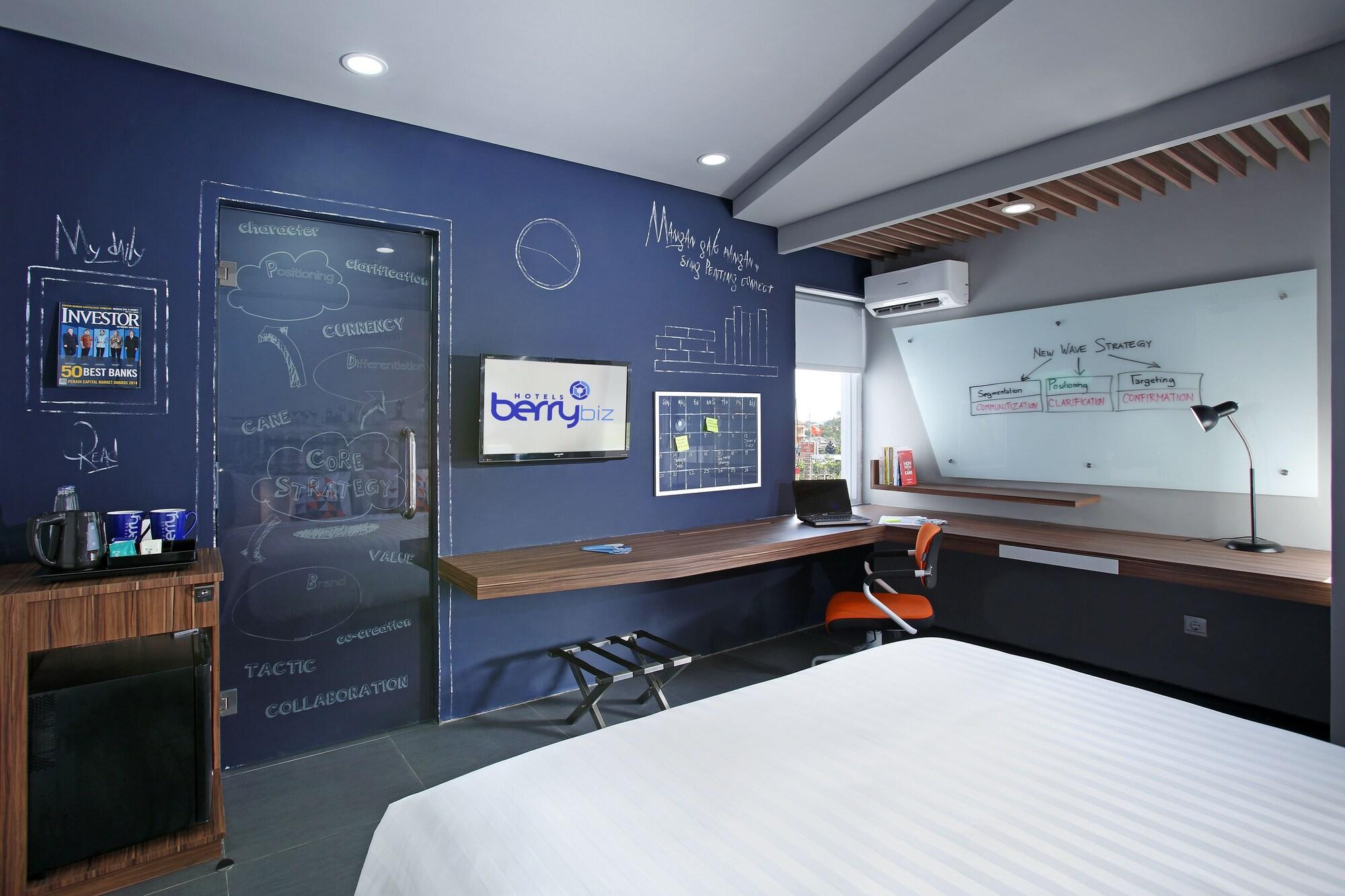 סמיניאק Berry Biz Hotel מראה חיצוני תמונה