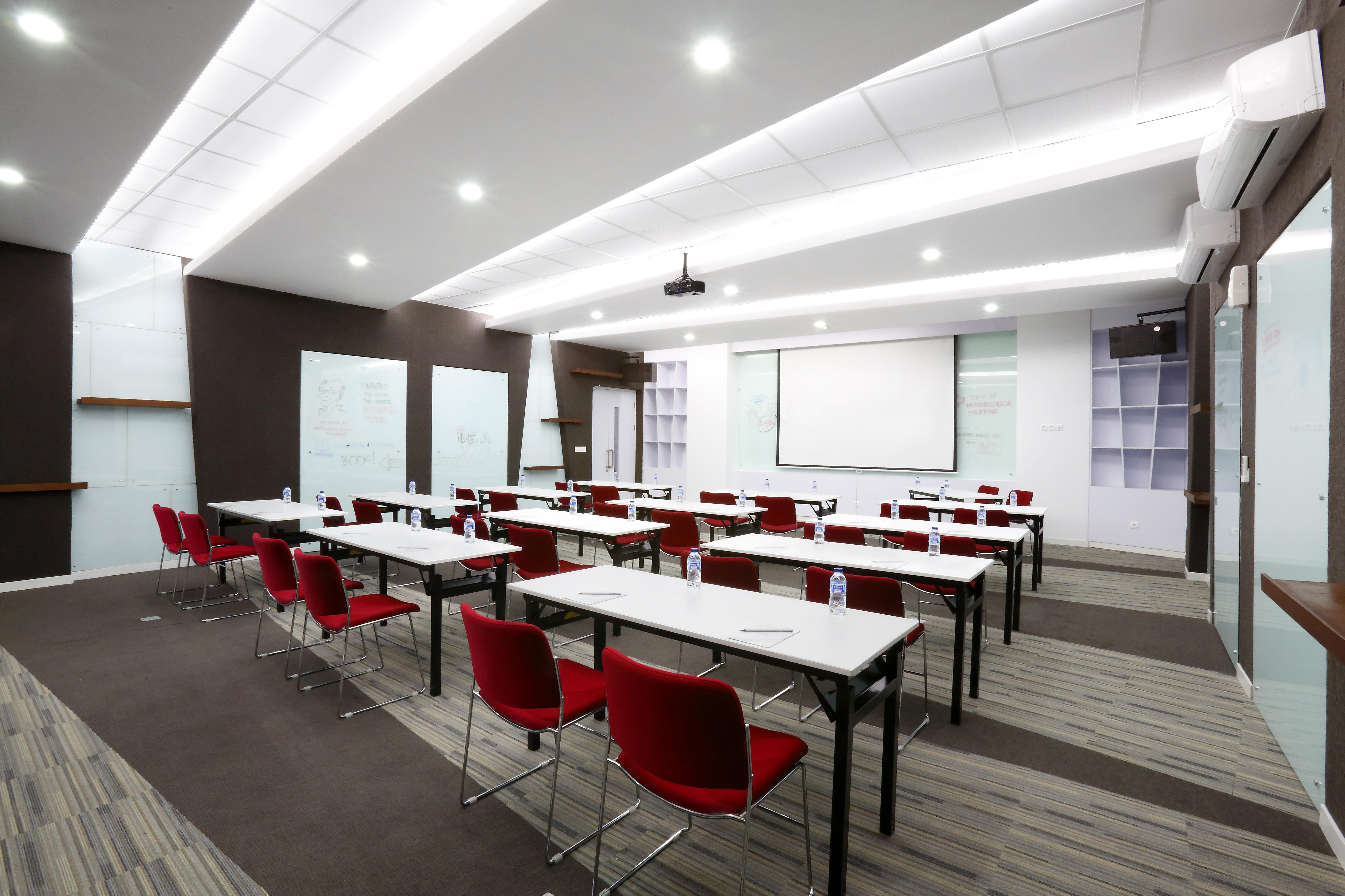 סמיניאק Berry Biz Hotel מראה חיצוני תמונה